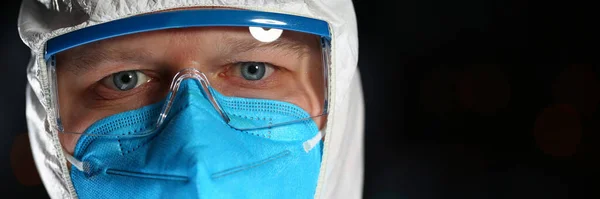세계적 유행병 시대에 활동하던 PPE 슈트를 입은 사람 — 스톡 사진