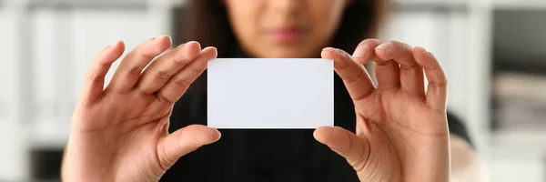 Бізнес-леді тримає особисту картку, стоячи в офісі — стокове фото