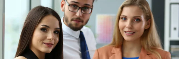 Grupp av leende chefer diskuterar finansiella diagram — Stockfoto