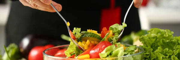 Uomo che prepara insalata vegetariana fresca in cucina — Foto Stock