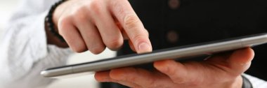 Yeni tablet kullanan işadamlarına yaklaş.