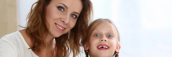 Gelukkig mam en dochter tijd doorbrengen samen thuis — Stockfoto