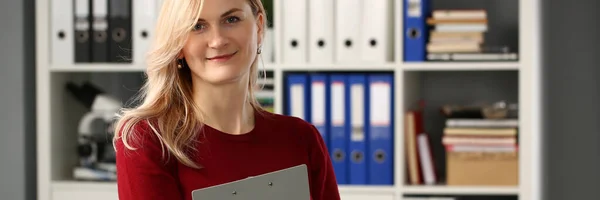 Positief blij blonde vrouw kijken naar camera — Stockfoto