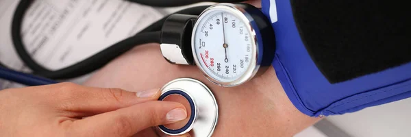 Focused photo on doctor that measuring pressure — Stock Photo, Image