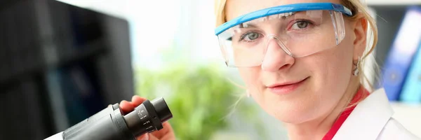 Close up of pleased woman that working in laboratory — Stock Photo, Image