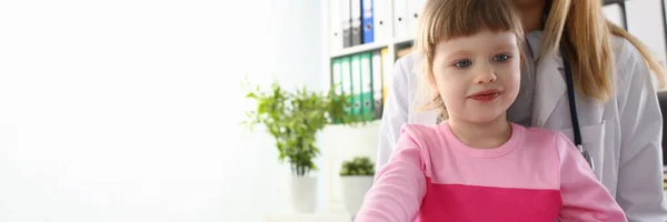 Sorrindo menina visitando a mãe no trabalho na clínica — Fotografia de Stock