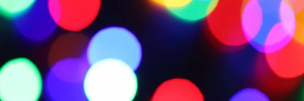 Luci multicolori brillano nel primo piano buio — Foto Stock