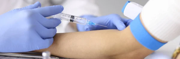 Médico injetando medicação em pacientes veia ulnar no close-up clínica — Fotografia de Stock