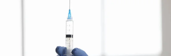 Lékaři ruku v gumové rukavici drží injekční stříkačku s léky v klinice detailní záběr — Stock fotografie
