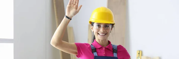 Женщина строитель держит руку в приветствии крупным планом — стоковое фото