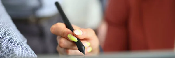 여성 손에 검은 펜을 쥐고 태블릿에 전자 서명을 넣는다. — 스톡 사진