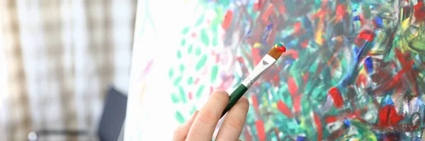Közelkép férfi kézi rajz kép többszínű festék. — Stock Fotó