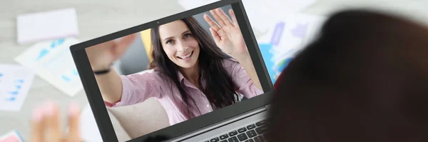 Kobieta rozmawiająca z internetowym urzędnikiem ds. komunikacji z laptopem — Zdjęcie stockowe