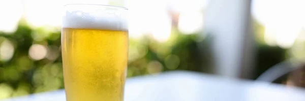 Üveg alkoholos sör van az asztalon a bárban — Stock Fotó