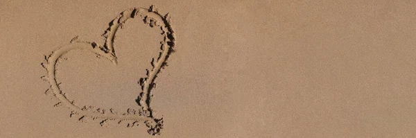 모래 위에 그려진 심장, 바다를 감춘 배경 — 스톡 사진