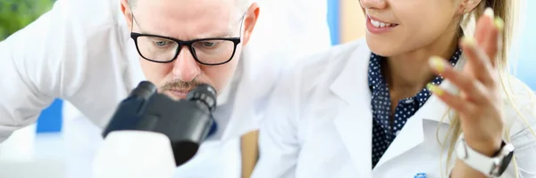 Un hombre y una mujer están haciendo investigación farmacéutica —  Fotos de Stock