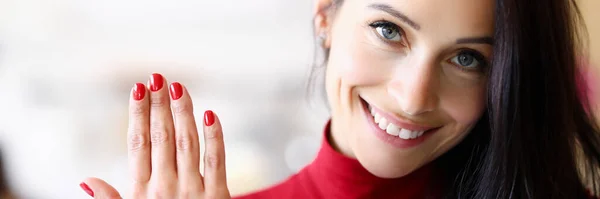 La mujer ha aumentado y corregido sus uñas —  Fotos de Stock