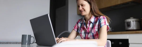 Mujer joven habla con familiares a través de un ordenador portátil — Foto de Stock