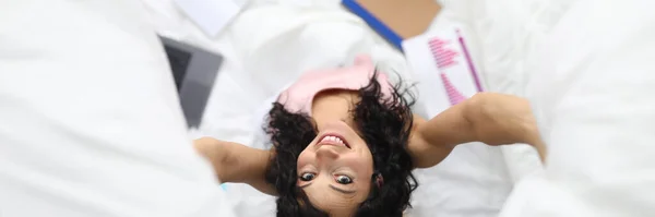 Mujer alegre trabajando en la cama con un portátil —  Fotos de Stock