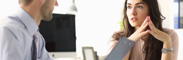 Hombre y mujer están hablando de informe financiero — Foto de Stock