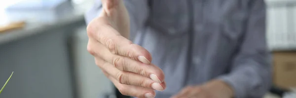 Närbild av manlig hand för ett handslag på kontoret — Stockfoto
