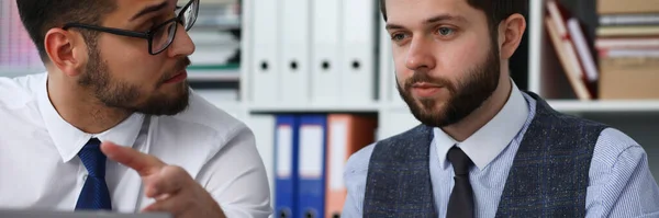 Deux employés discutent d'un nouveau projet au bureau — Photo