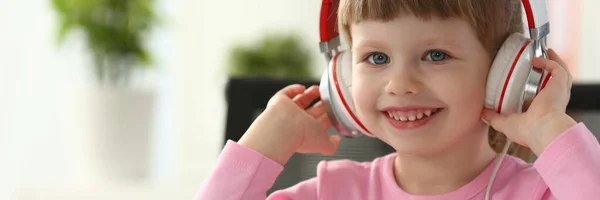 Niño feliz usando auriculares durante la lección — Foto de Stock