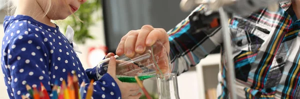 Papá e hija realizando un experimento en la habitación — Foto de Stock