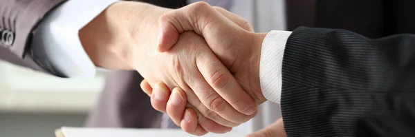 Due uomini si stringono la mano in ufficio — Foto Stock