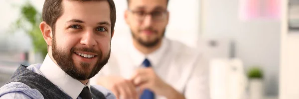 Twee gelukkige mannelijke arbeiders in hun kantoor — Stockfoto