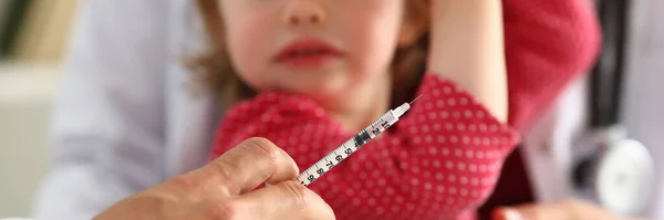 Liitle kid rädd tittar på läkaren före vaccinationen — Stockfoto