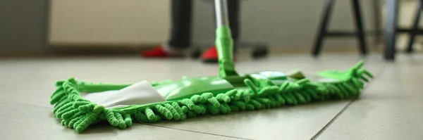 Temizlikçi adam odayı paspaslıyor. — Stok fotoğraf