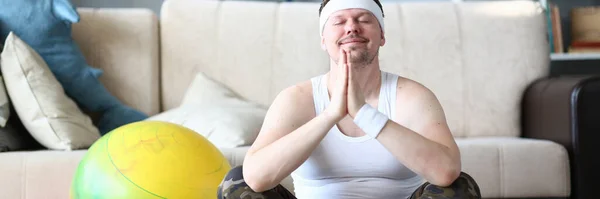 Hombre descansando después de practicar deportes en casa — Foto de Stock