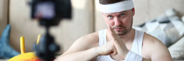 Adult man demonstrating his their skills in sports — Stock Photo, Image