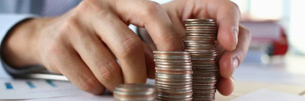 Jungunternehmer hält viele Metallmünzen in der Hand — Stockfoto