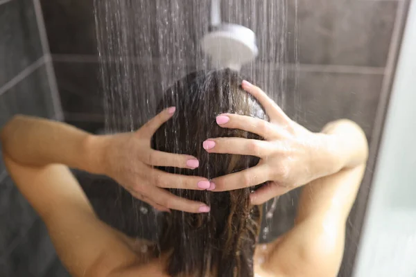 Frau nimmt Dusche im Badezimmer Nahaufnahme — Stockfoto