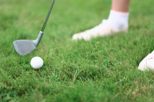 Pernas de golfista ferro putter e bola na grama — Fotografia de Stock