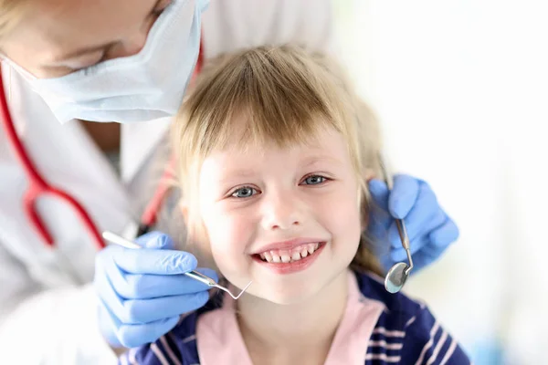 Porträt eines lächelnden Mädchens beim Zahnarzttermin — Stockfoto