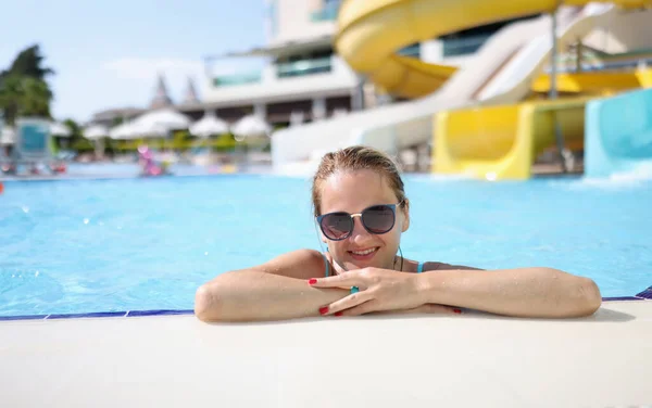 수영장에 있는 워터 파크에서 선글라스를 쓴 여자의 모습 — 스톡 사진