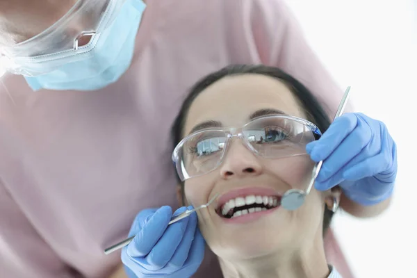 Kvinna visar sina tänder på tandläkare utnämning — Stockfoto