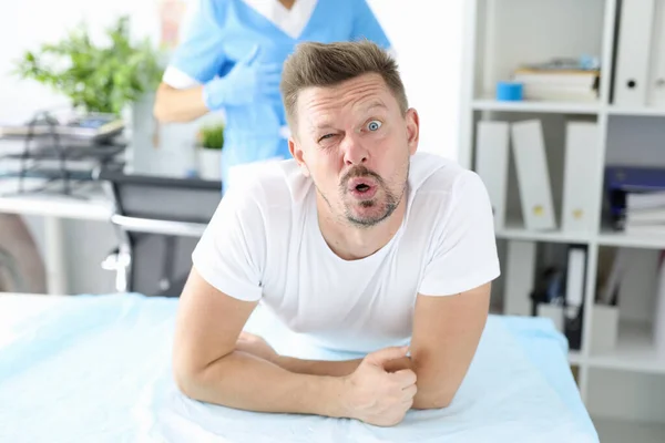 Pria yang terkejut menjalani pemeriksaan medis oleh proktologis — Stok Foto