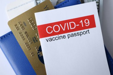 Covid 19 aşı pasaportu ve kredi kartı.