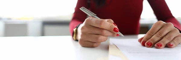 Vrouw zittend in persoonlijke kast — Stockfoto