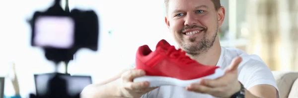 Happy guy presenteren stijlvolle schoenen — Stockfoto