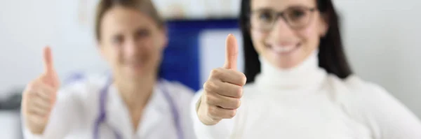 Vrouw arts en patiënt glimlach en houd duimen omhoog. — Stockfoto