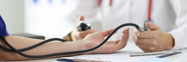 Terapeuta médico mede a pressão dos pacientes close-up — Fotografia de Stock