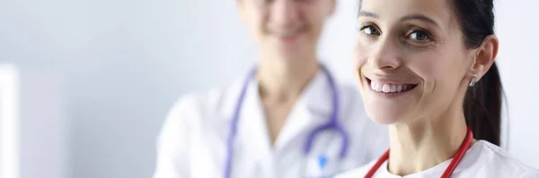 Два улыбающихся врача в медицинском кабинете крупным планом — стоковое фото