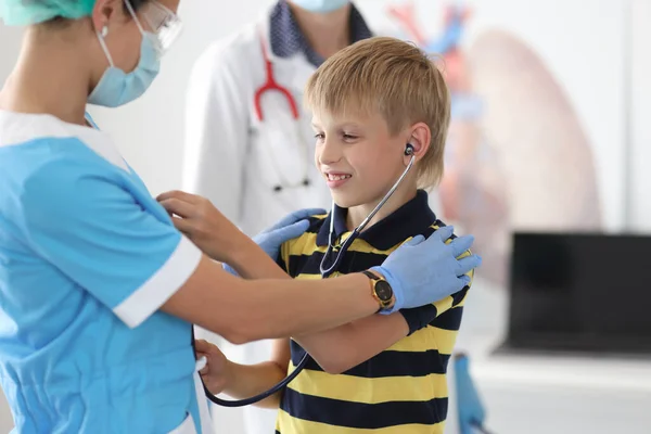 Il bambino all'appuntamento con i medici prova lo stetoscopio — Foto Stock