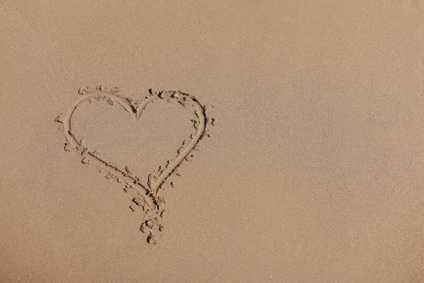 Narysuj serce na mokrym piasku obok morza — Zdjęcie stockowe
