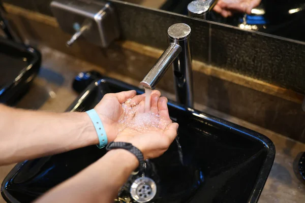 Lavar as mãos no lavatório. Mãos limpas garantem saúde — Fotografia de Stock